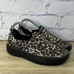 OOFOS OOMG EEZEE Cheetah Slip On Shoes Women's Size 8.5 Canvas Comfort Recovery
